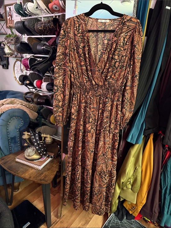 Dex Dresses & Skirts - Dex Brown Paisley V-Neck Maxi Dress
